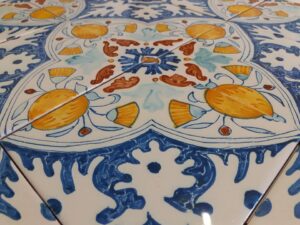 Pannello in azulejos decorato con la tecnica della maiolica portoghese