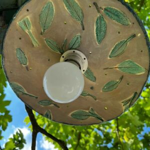 Lampadario in ceramica realizzato con la tecnica delle impressioni di nature su argilla bianca, cristalline e engobbi